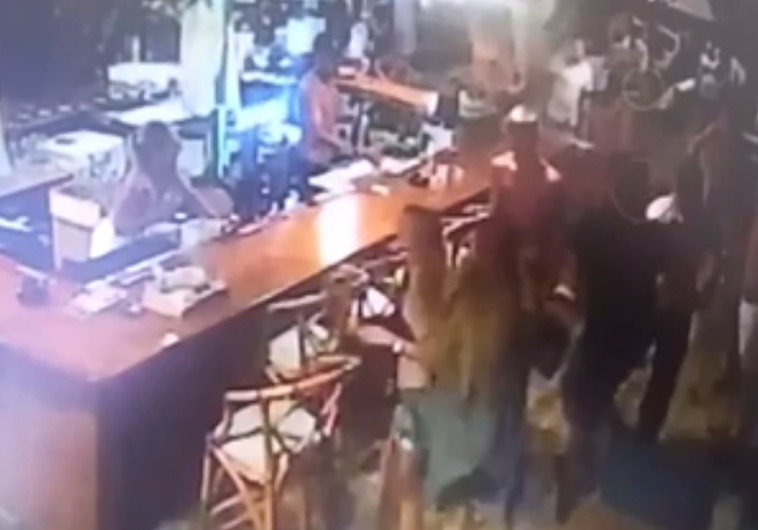 תיעוד הדקירה במסעדה בבת ים. צילום מסך דוברות המשטרה