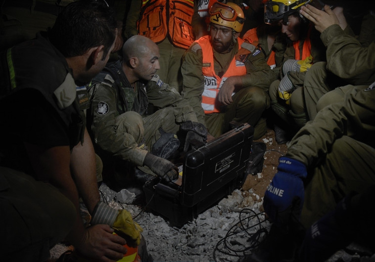 כוחות פיקוד העורף בעת החילוצים, הלילה. צילום: דובר צה"ל