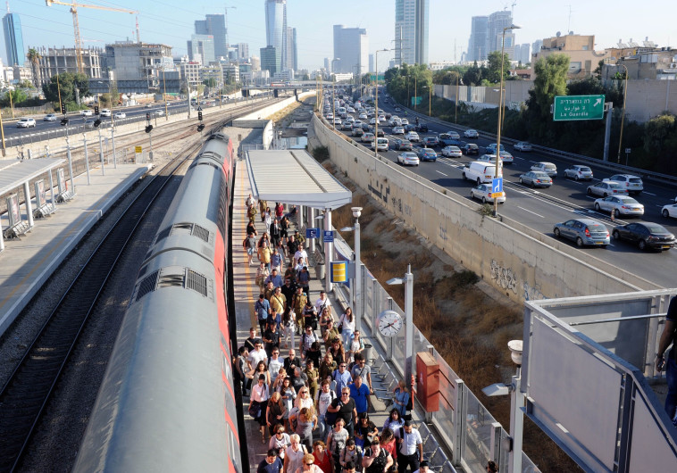 עומס בתחנת תל אביב ההגנה, הבוקר. צילום:אבשלום ששוני