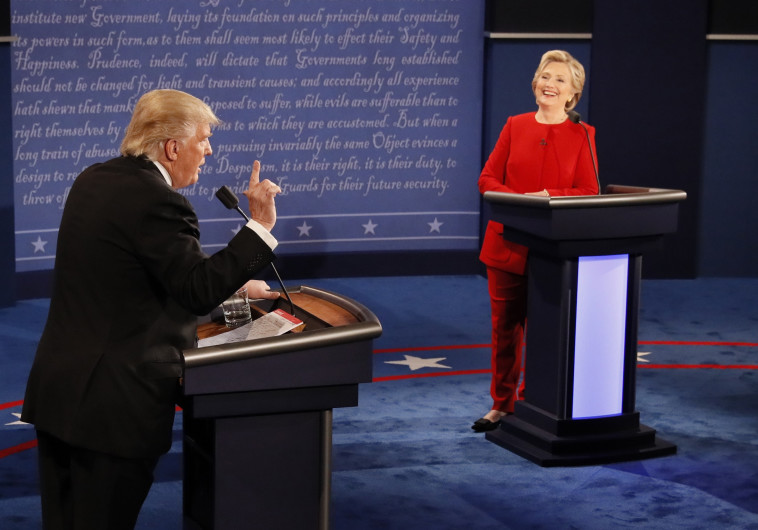 הילרי קלינטון ודונלד טראמפ בעימות הנשיאותי. צילום: רויטרס