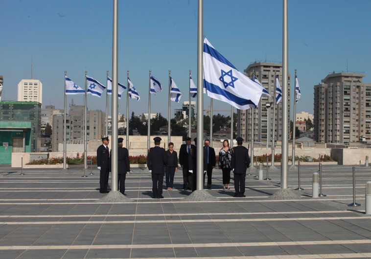 הורדת הדגל לחצי התורן, היום במשכן הכנסת. צילום: יצחק הררי, דוברות הכנסת