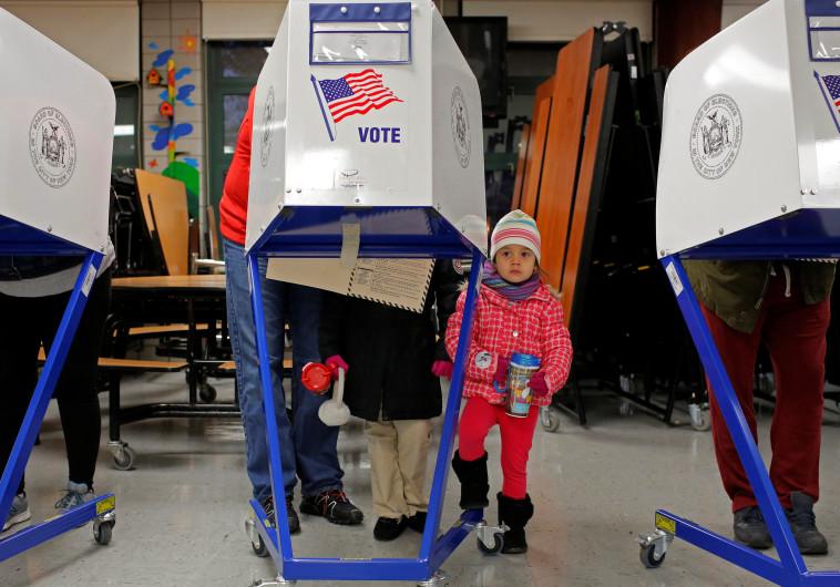 מצביעים בקלפיות בארה&quot;ב. צילום: רויטרס