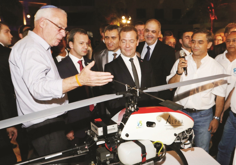 אורי אריאל, ראש ממשלת רוסיה מדבדב והרחפן. צילום: משרד החקלאות ופיתוח הכפר