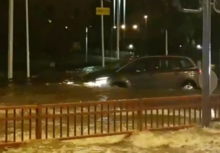 הצפות בראשון לציון. צילום: דוברות כבאות והצלה