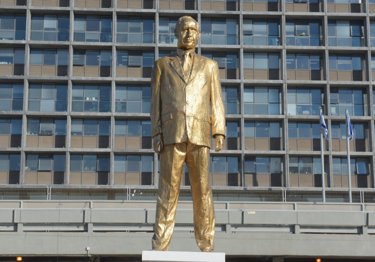 פסל של בנימין נתניהו בכיכר רבין. צילום: אבשלום ששוני