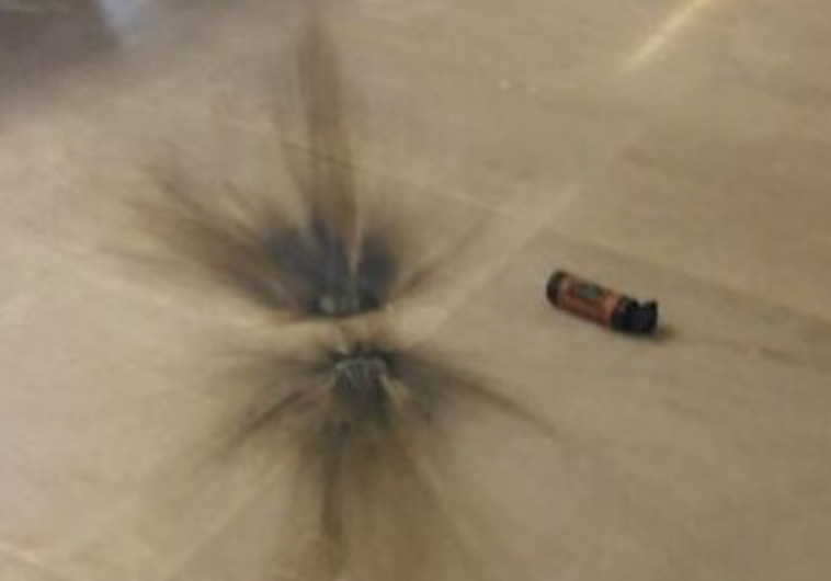 רימון ההלם שהושלך למשרד עורכי הדין בתל אביב. צילום: דוברות המשטרה