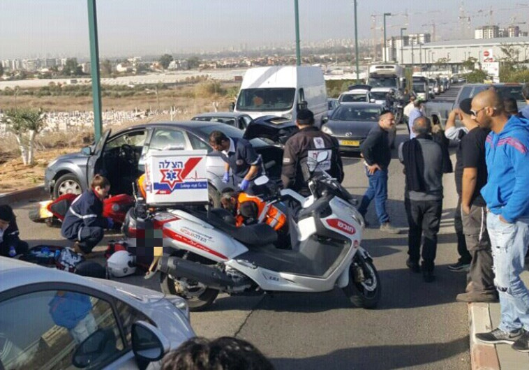 ניסיונות ההחייאה בהרוג התאונה סמוך לראש העין. צילום: אופיר נחום, תיעוד מבצעי מד&quot;א