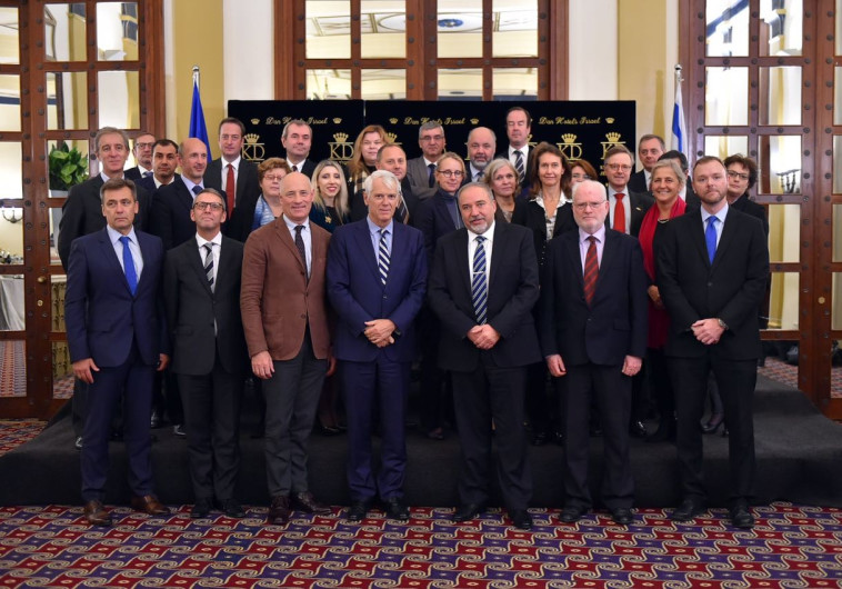 שר הביטחון אביגדור ליברמן עם שגרירי האיחוד האירופי. צילום: אריאל חרמוני, משרד הביטחון