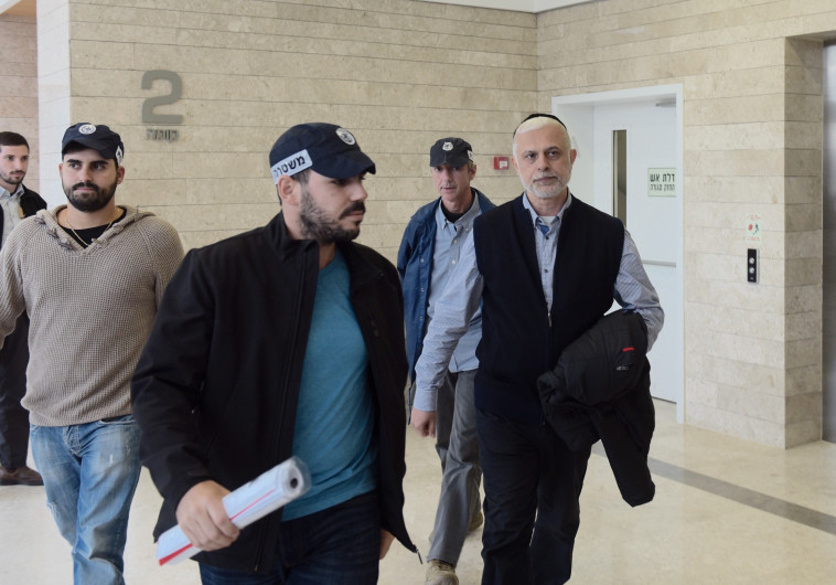 אמנון כהן בדרך להארכת מעצרו. צילום: אבשלום ששוני