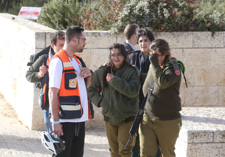 צוערות לאחר פיגוע הדריסה בארמון הנציב. צילום: מרק ישראל סלם