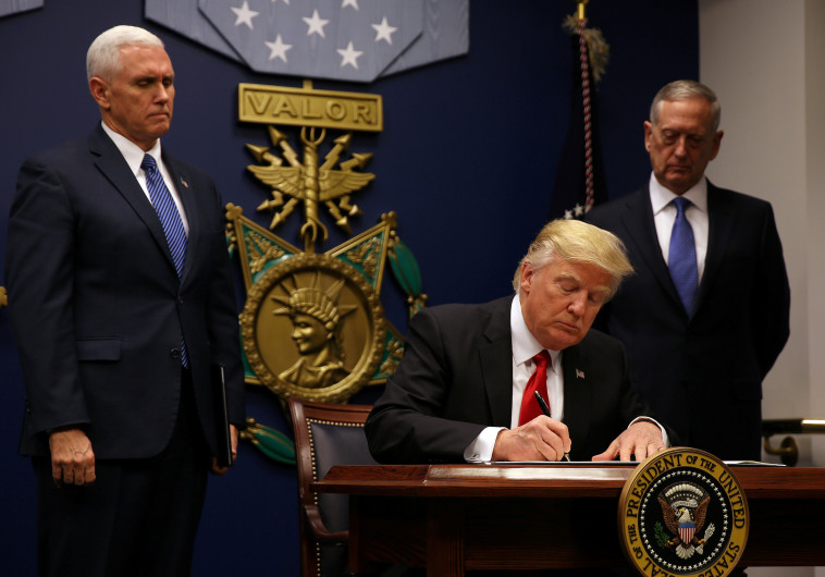 דונלד טראמפ חותם על צו הגבלת ההגירה. צילום:רויטרס