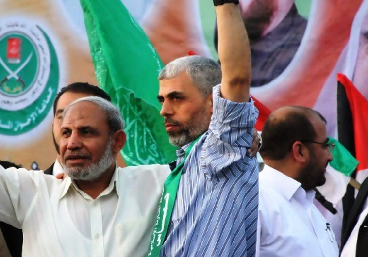 יחיא סנוואר עם מחמוד א-זהאר. צילום: א-ריסאלה