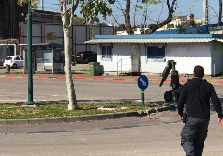 זירת פיצוץ המטען ברמת השרון. צילום: דוברות המשטרה