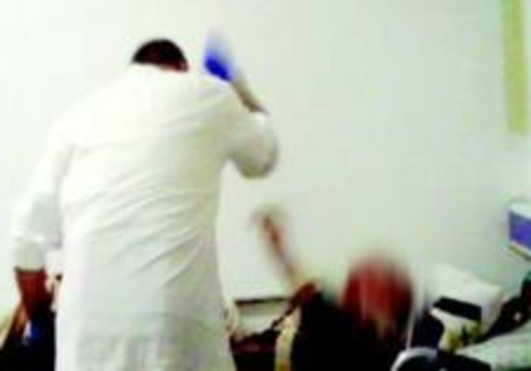 תיעוד עובד בית האבות בחיפה מכה קשיש. צילום מסך)