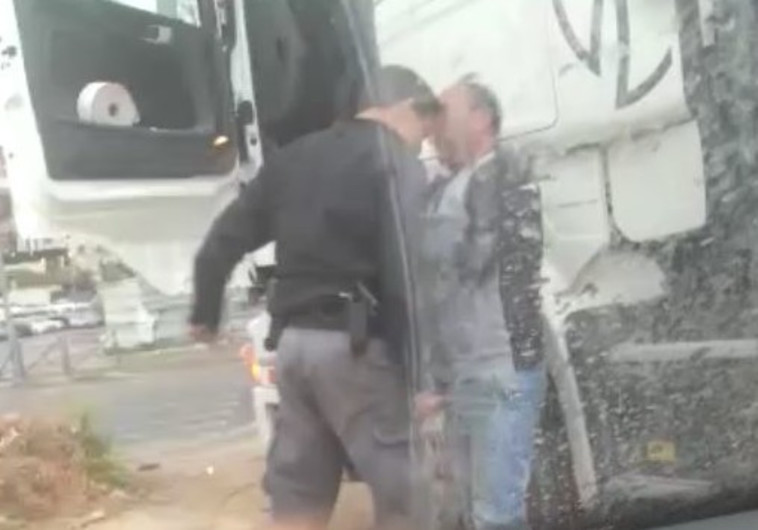 תיעוד: שוטר נוגח בפלסטיני במזרח ירושלים, בזמן ויכוח על חניה. צילום מסך