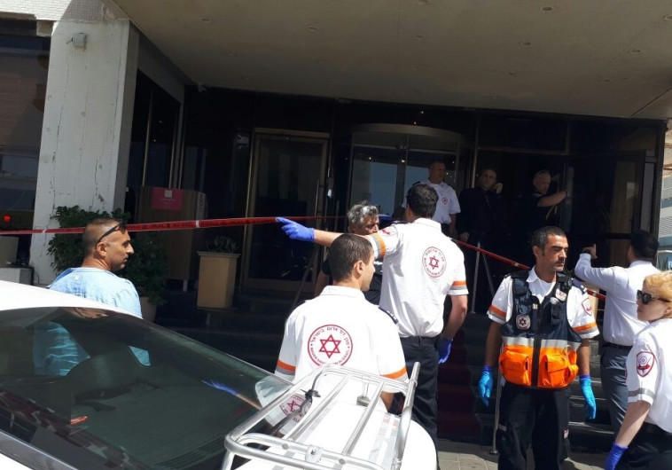  זירת האירוע האלים ברחוב הירקון. צילום: דוברות מד&quot;א