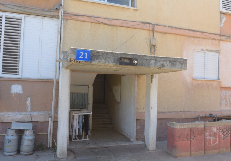 הבית בו הוחזק הנער בחדרה. צילום: אבשלום ששוני