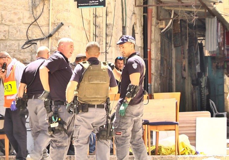 זירת פיגוע הדקירה בשער האריות, צילום: דוברות המשטרה