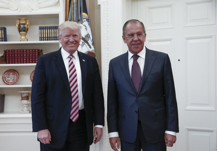 לא מזדון אלא מחוסר הבנה. דונלד טראמפ עם סרגיי לברוב , צילום: AFP