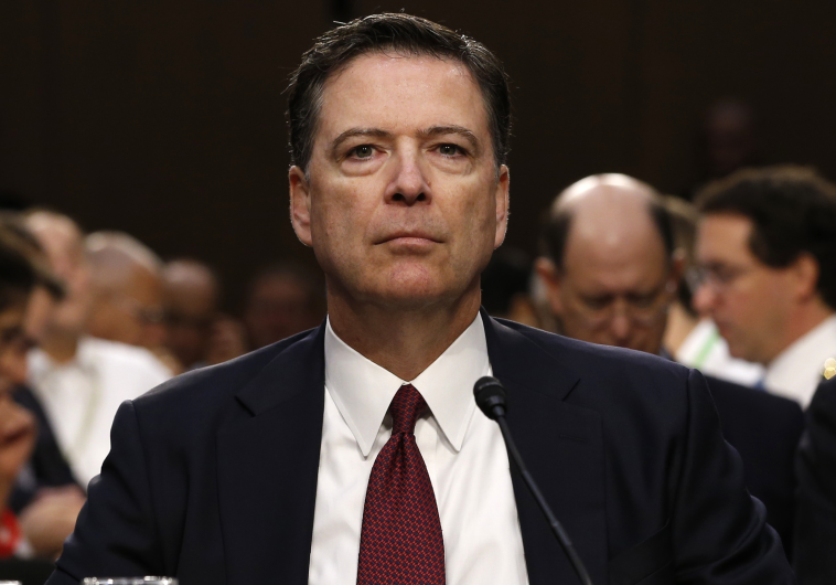 ג'יימס קומי על שולחן העדים. צילום: רויטרס