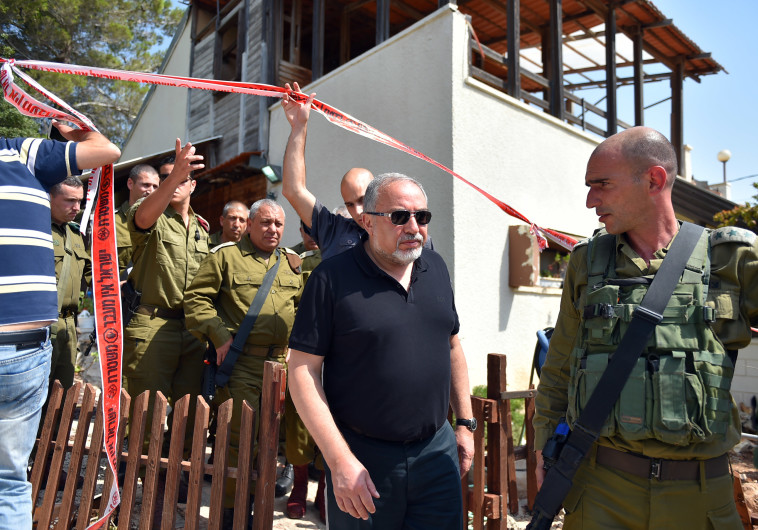 שר הביטחון ליברמן והרמטכ&quot;ל איזנקוט בזירת הפיגוע בחלמיש. צילום:אריאל חרמוני, משרד הביטחון