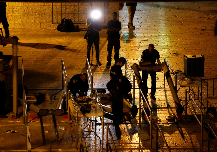 הסרת המגנומטרים בעיר העתיקה. צילום: רויטרס