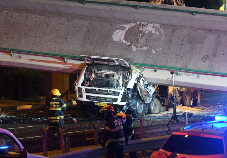 המשאית והגשר שקרס עליה בכביש 4. צילום: אבשלום ששוני