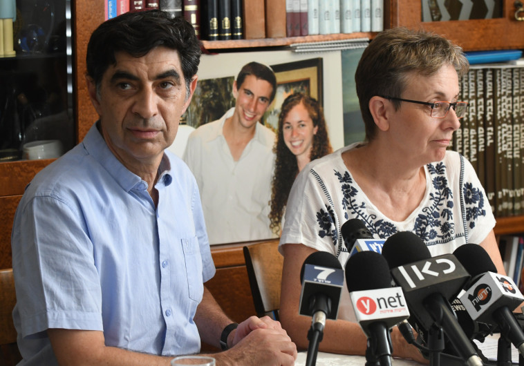 "במקום המרוחק מהר הרצל". לאה ושמחה גולדין, צילום: אבשלום ששוני "במקום המרוחק מהר הרצל". לאה ושמחה גולדין, צילום: אבשלום ששוני