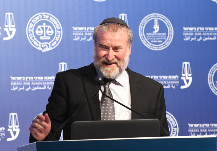 נכנע ללחץ. אביחי מנדלבליט נואם בכנס לשכת עורכי הדין, צילום: אבשלום ששוני