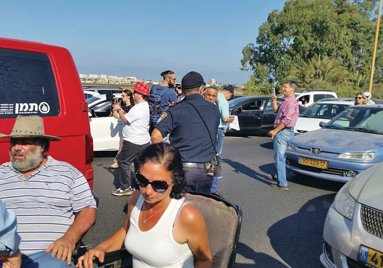 חסימת כבישים על ידי הנכים צילום: הנכים הופכים לפנתרים חסימת כבישים על ידי הנכים. צילום: הנכים הופכים לפנתרים