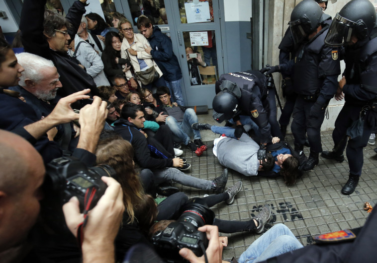 אלימות במהלך יום משאל העם בקטלוניה, צילום: רויטרס