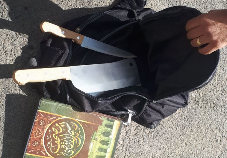 בתיק המחבל נמצאו שני סכינים וקוראן. צילום: דוברות המשטרה