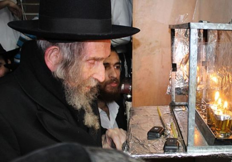 הרב שטיינמן ז&quot;ל מדליק נרות חנוכה. צילום: בעריש פילמר