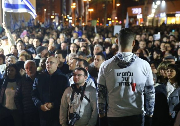 הפגנה באשדוד נגד סגירת עסקים בשבת. צילום: לירון מולדובן