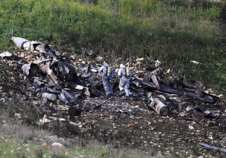 לא עצר את הפעילות. שרידי ה-F-16 שהופל על ידי סוריה, צילום: רויטרס