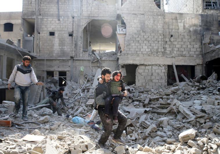 ילד סורי מפונה באחרי ההפצצה בעיר ע'וטה, צילום: רויטרס