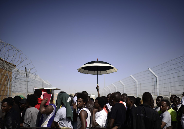 מסתננים במתקן חולות. צילום: פלאש 90