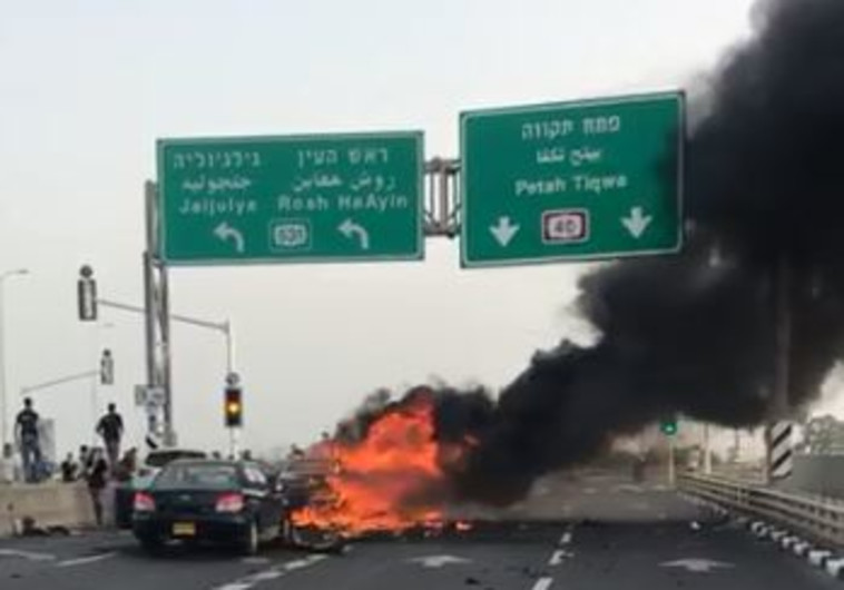 פיצוץ הרכב במחלף אלישמע. צילום: דוברות כבאות מחוז מרכז