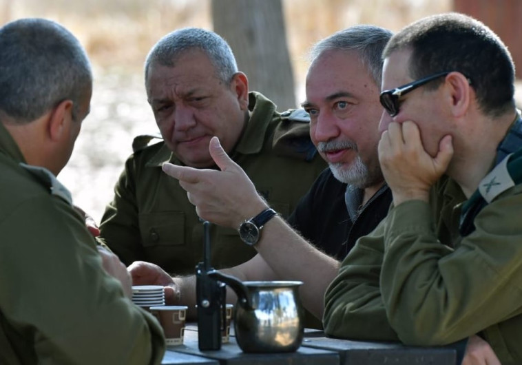 משיב למקורות האש. ליברמן יחד עם איזנקוט, צילום: אריאל חרמוני