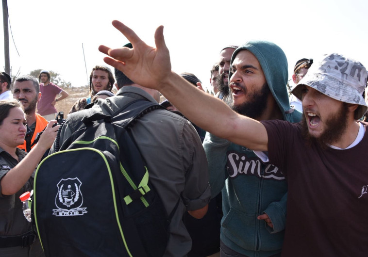 פינוי של בתים ביישוב תפוח מערב. צילום: דוברות המשטרה