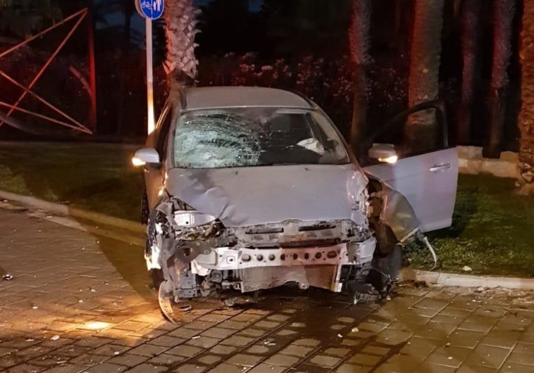 הרכב הפוגע בתאונת הדרכים בה נהרג אילון. צילום: מד"א הרכב הפוגע בתאונת הדרכים בה נהרג אילון. צילום: מד"א