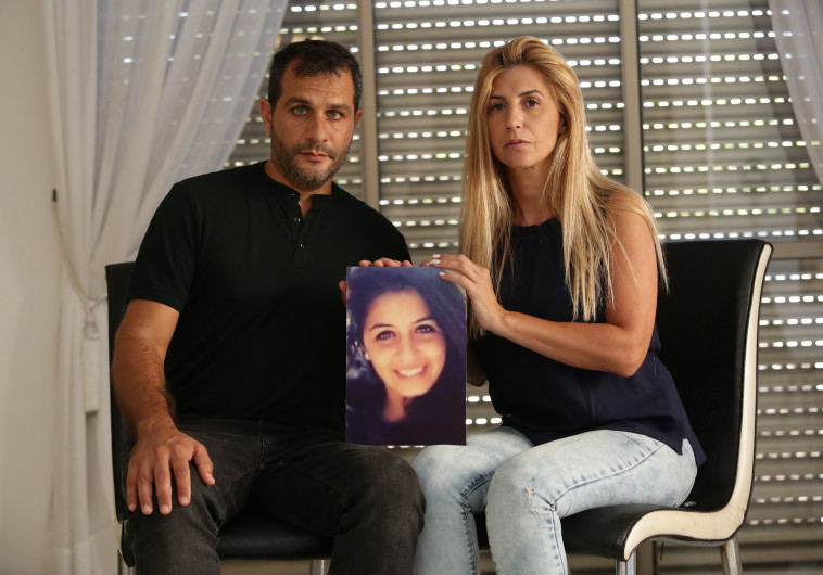 הוריה של טוהר דוד עם תמונתה. צילום:אלוני מור