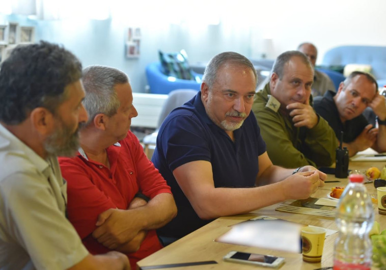 שר הביטחון אביגדור ליברמן בביקור בעוטף עזה. צילום: אריאל חרמוני, משרד הביטחון