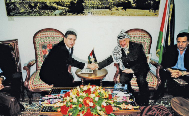 ביילין לוחץ יד לערפאת בלשכתו של יו&quot;ר הרשות הפלסטינית בעזה. ארכיון יד טבנקין