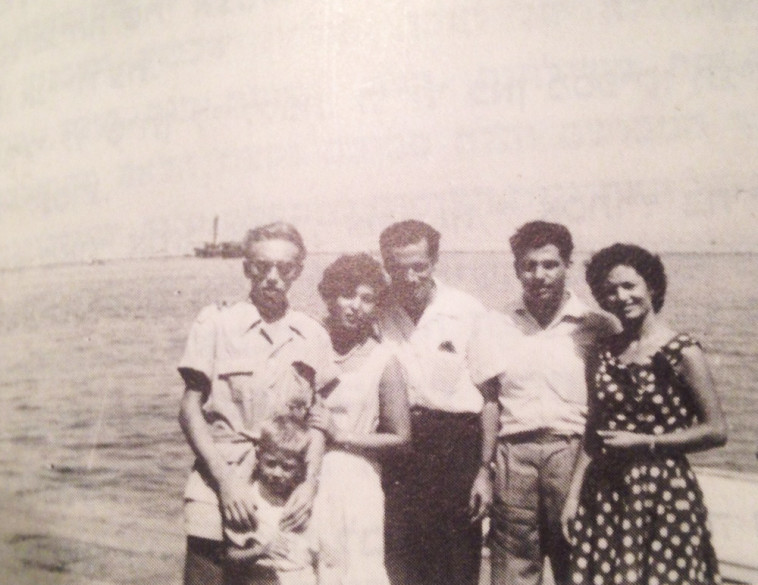 המחקר יסודו ב׳טעות׳ אופטית של ארלט סידס, כשהיא נתקלה בתצלום זה מתוך הספר ׳זה עם הפנים אלינו׳ בהוצאת עם עובד, של הסופרת הנערצת על הבת ליאת סידס. ארלט, חשבה שהדמות השנייה בימין בתצלום זו היא.