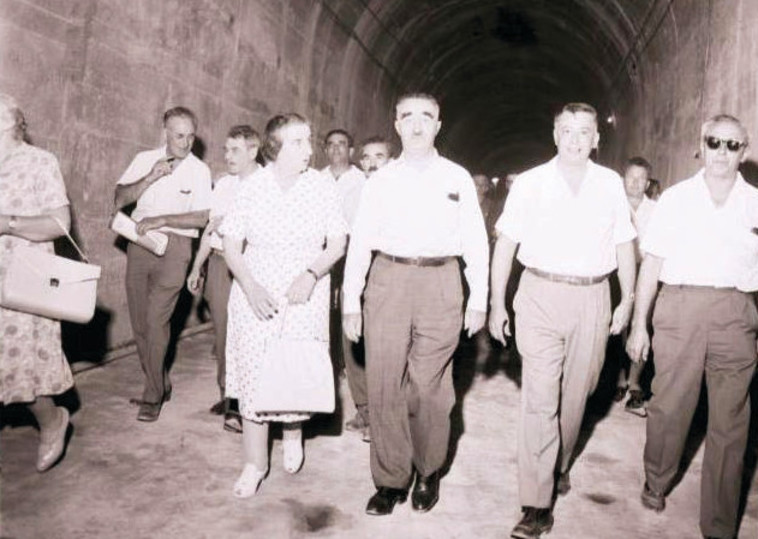 היישוב התגייס למלא את הקופה. דב יוסף וגולדה מאיר בביקור בתחנת ספיר של מקורות. צילום: באדיבות מוזיאון הרצלילינבלום וצלמי לע&quot;מ