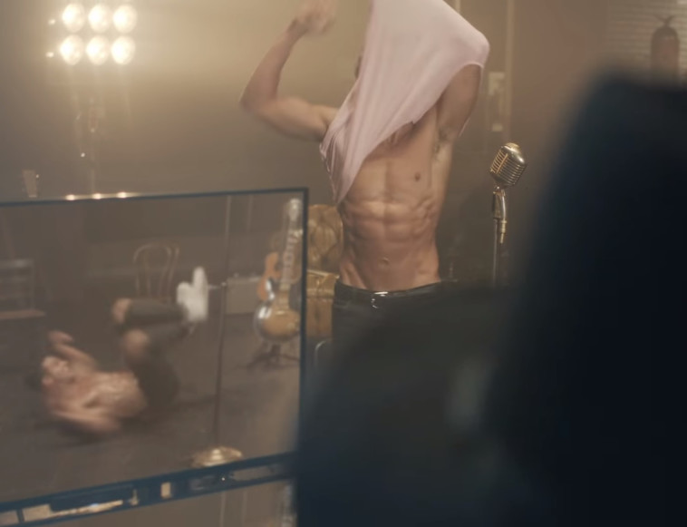 מוריד חולצה! אסף גורן בקליפ ל"Make Me..."