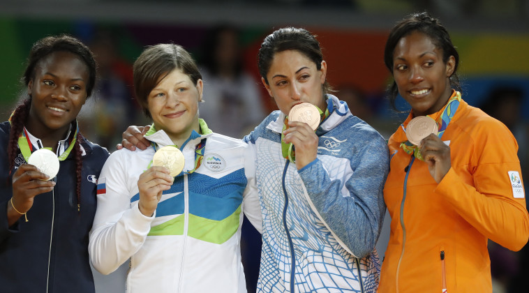 ג'רבי עם שאר המדליסטיות. התרגשות שיא. צילום: AFP