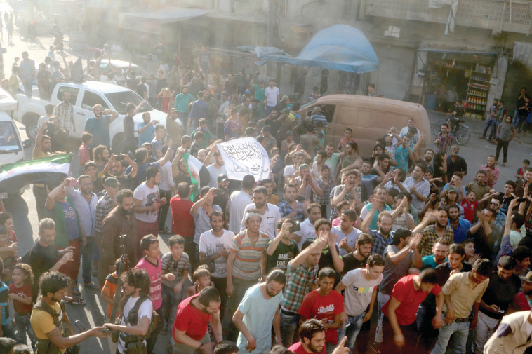 החגיגות שאחרי פריצת המצור בחלב. צילום: רויטרס