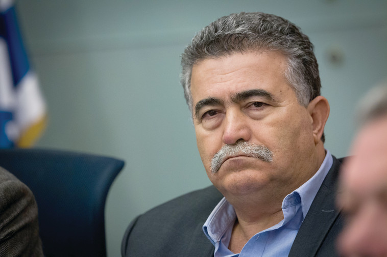 מגבה את הרמטכ&quot;ל אייזנקוט. ח&quot;כ עמיר פרץ. צילום: מרים אלסטר, פלאש 90